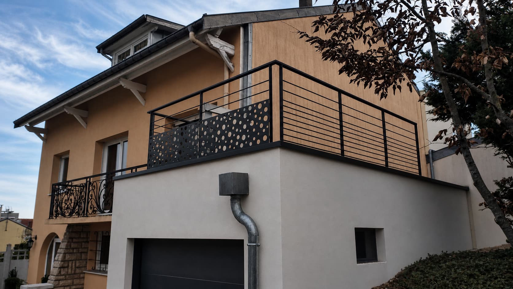 Balcon d'angle en acier au-dessus d'un garage, à Liverdun